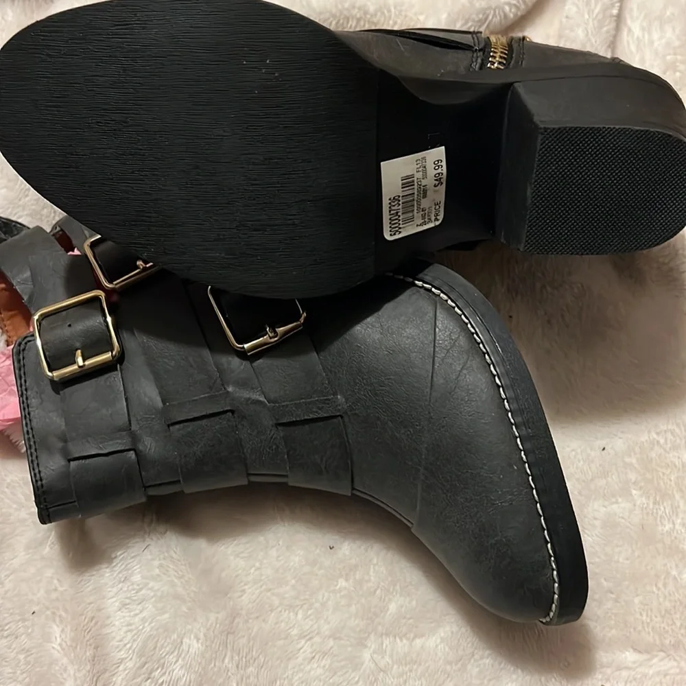 Bootys - Picture 3 of 3